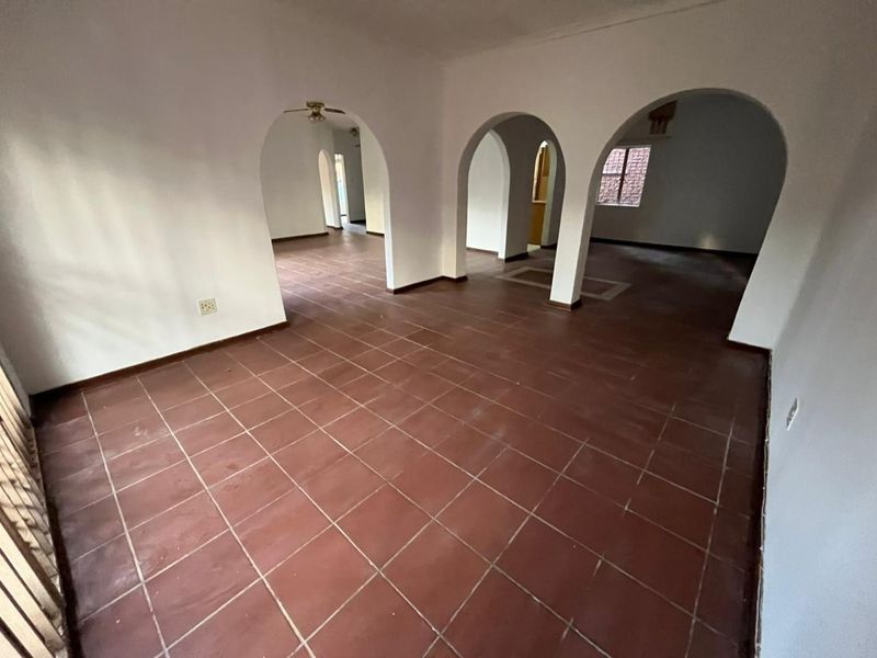 Four bedroom house to rent in Geelhoutpark, Rustenburg - Photo 5