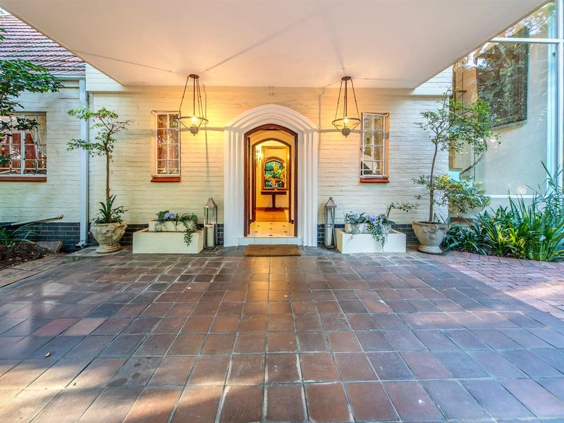 Elegant Riverclub Estate with Resort-Style Living - Photo 2