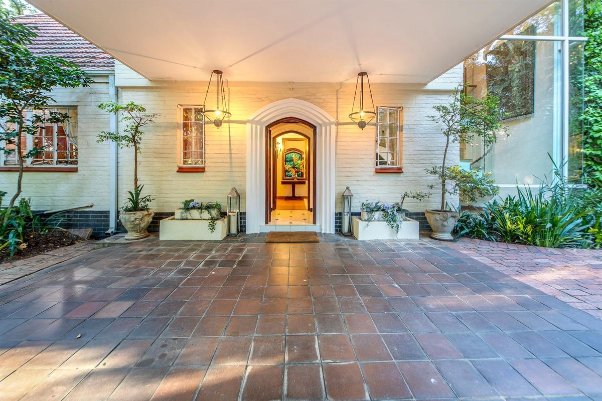 Elegant Riverclub Estate with Resort-Style Living - Photo 2