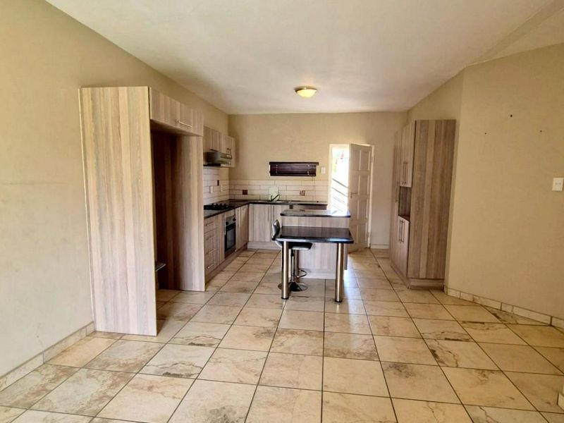 Three Bedroom aparmentment to rent in Waterbuck Estate, in Waterkloof East - Photo 2