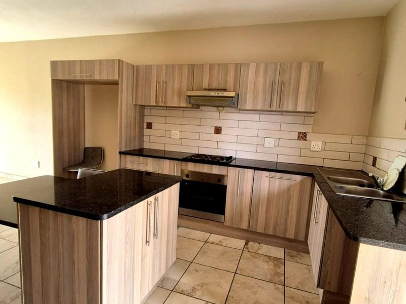 Three Bedroom aparmentment to rent in Waterbuck Estate, in Waterkloof East - Photo 4