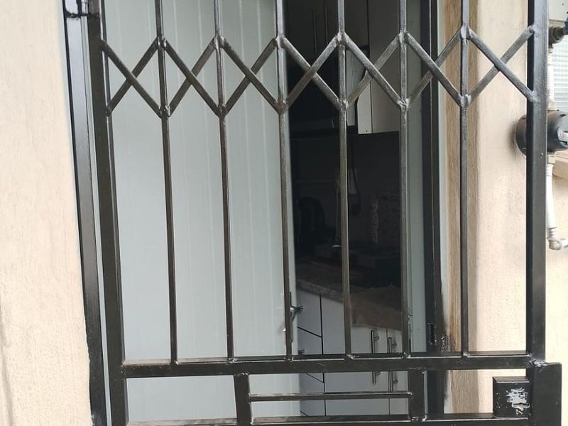 Two Bedroom Apartment For Sale in Fleurhof, Roodepoort - Photo 4