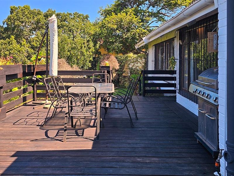 Tranquil Paradise 4 Bedroom Renovated House - Photo 3