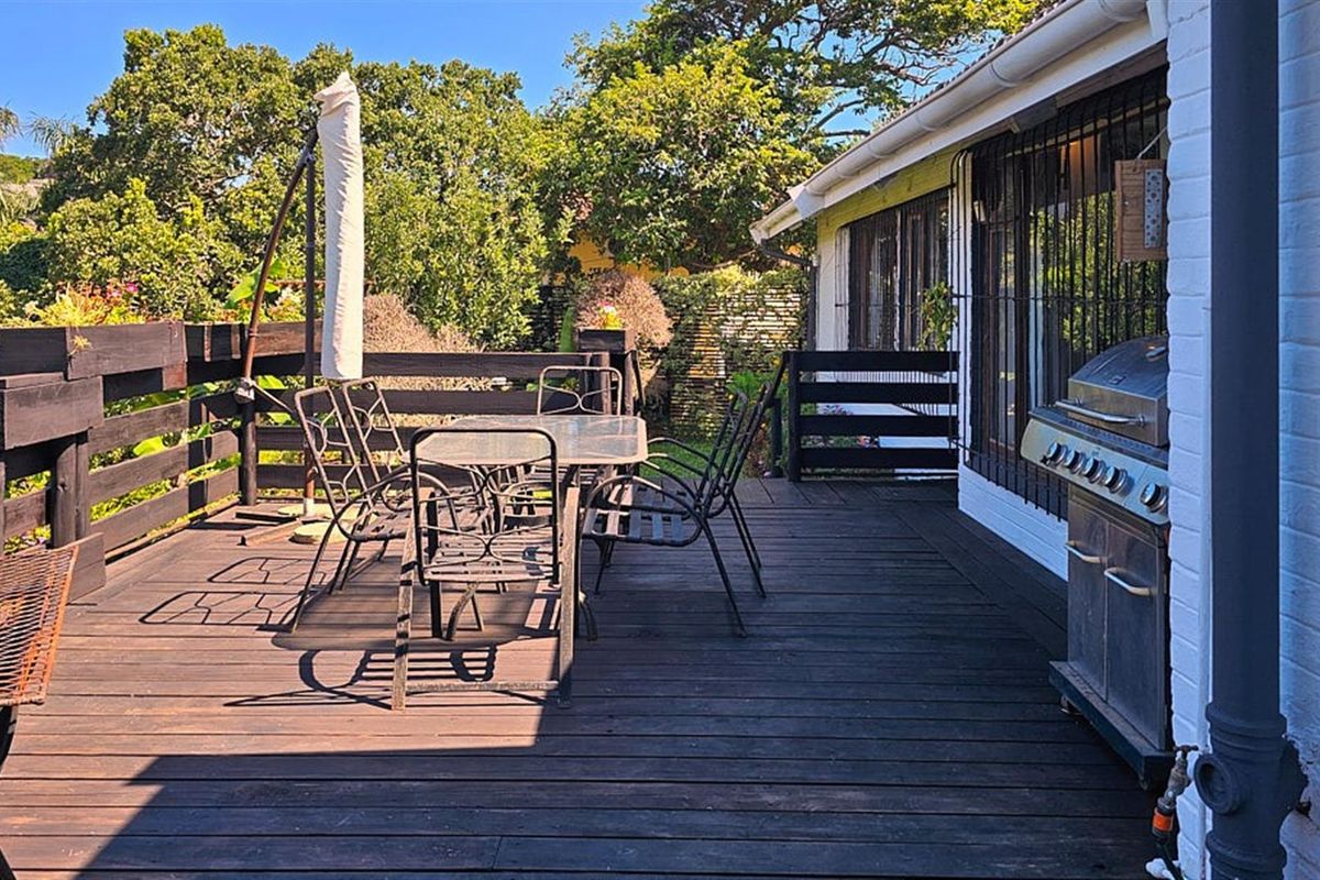Tranquil Paradise 4 Bedroom Renovated House - Photo 3