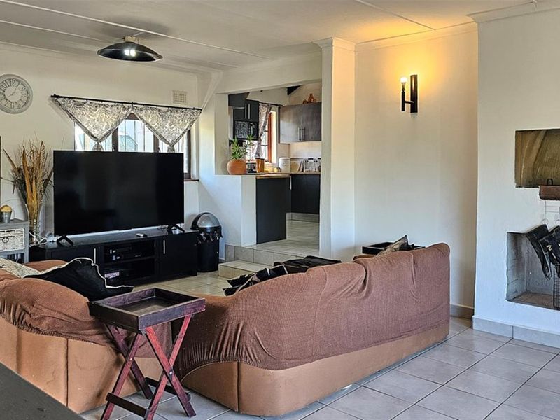 Tranquil Paradise 4 Bedroom Renovated House - Photo 4