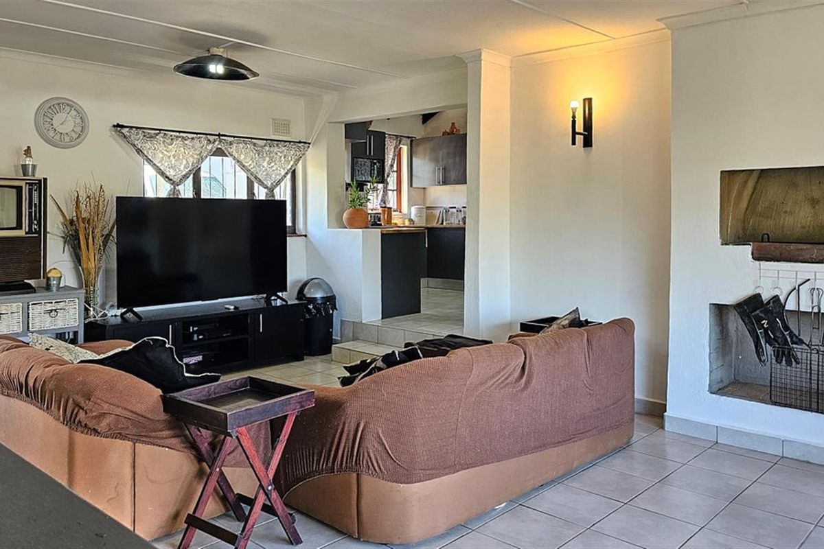 Tranquil Paradise 4 Bedroom Renovated House - Photo 4