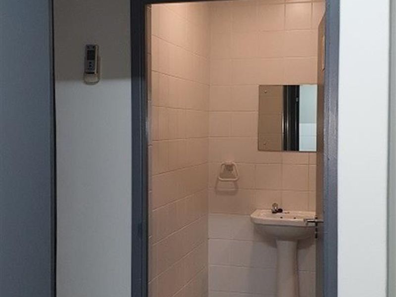 Warehouse to let in Riverhorse. - Photo 3