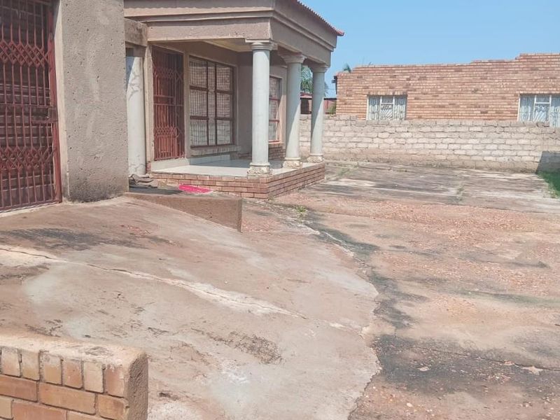 Three bedroom house For Sale in Mankweng, Polokwane - Photo 4