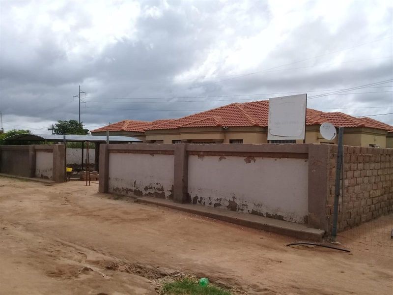 Three Bedroom House For Sale in Mankweng, Polokwane - Photo 1