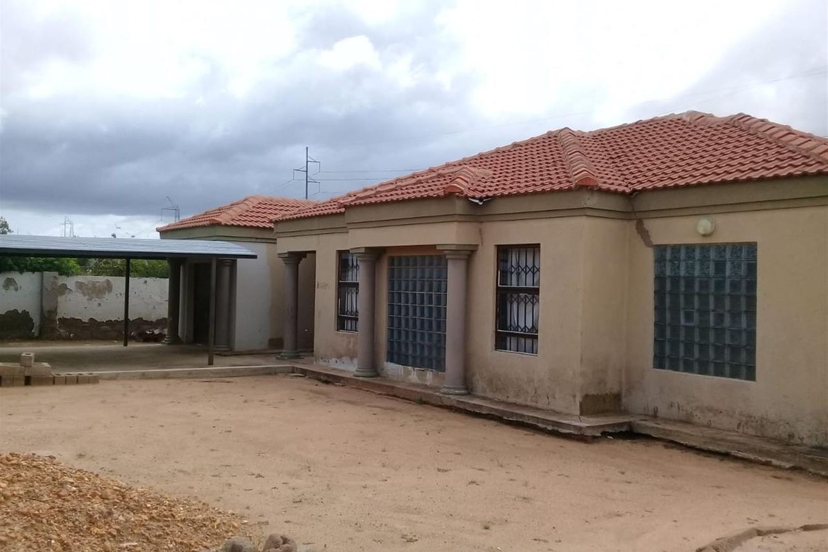 Three Bedroom House For Sale in Mankweng, Polokwane - Photo 5