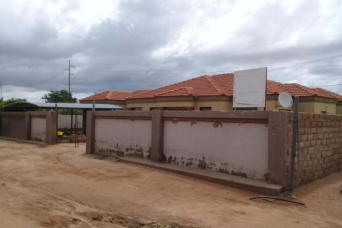 Three Bedroom House For Sale in Mankweng, Polokwane - Photo 4