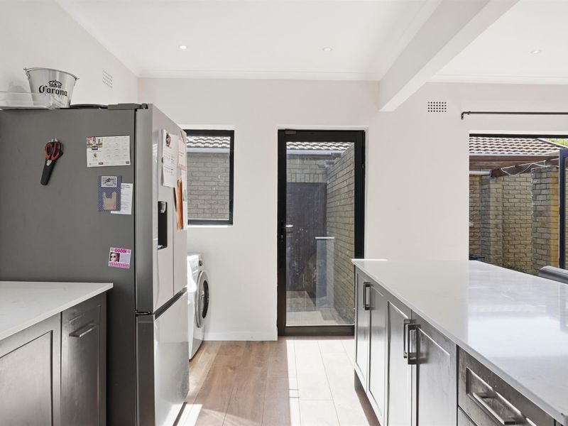 Renovated  Family Home in Kirstenhof  , Cape Town - Photo 8