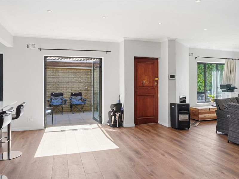 Renovated  Family Home in Kirstenhof  , Cape Town - Photo 4
