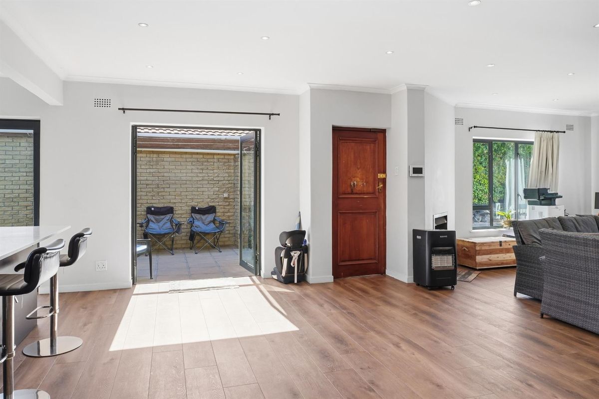 Renovated  Family Home in Kirstenhof  , Cape Town - Photo 4