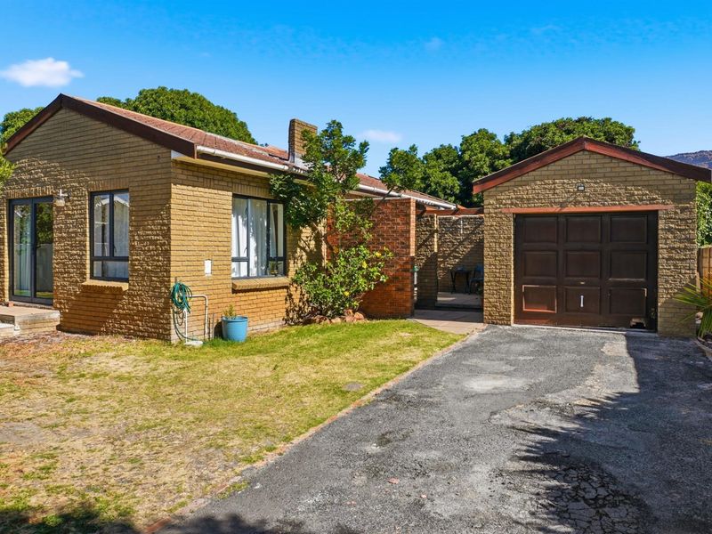 Renovated  Family Home in Kirstenhof  , Cape Town - Photo 2