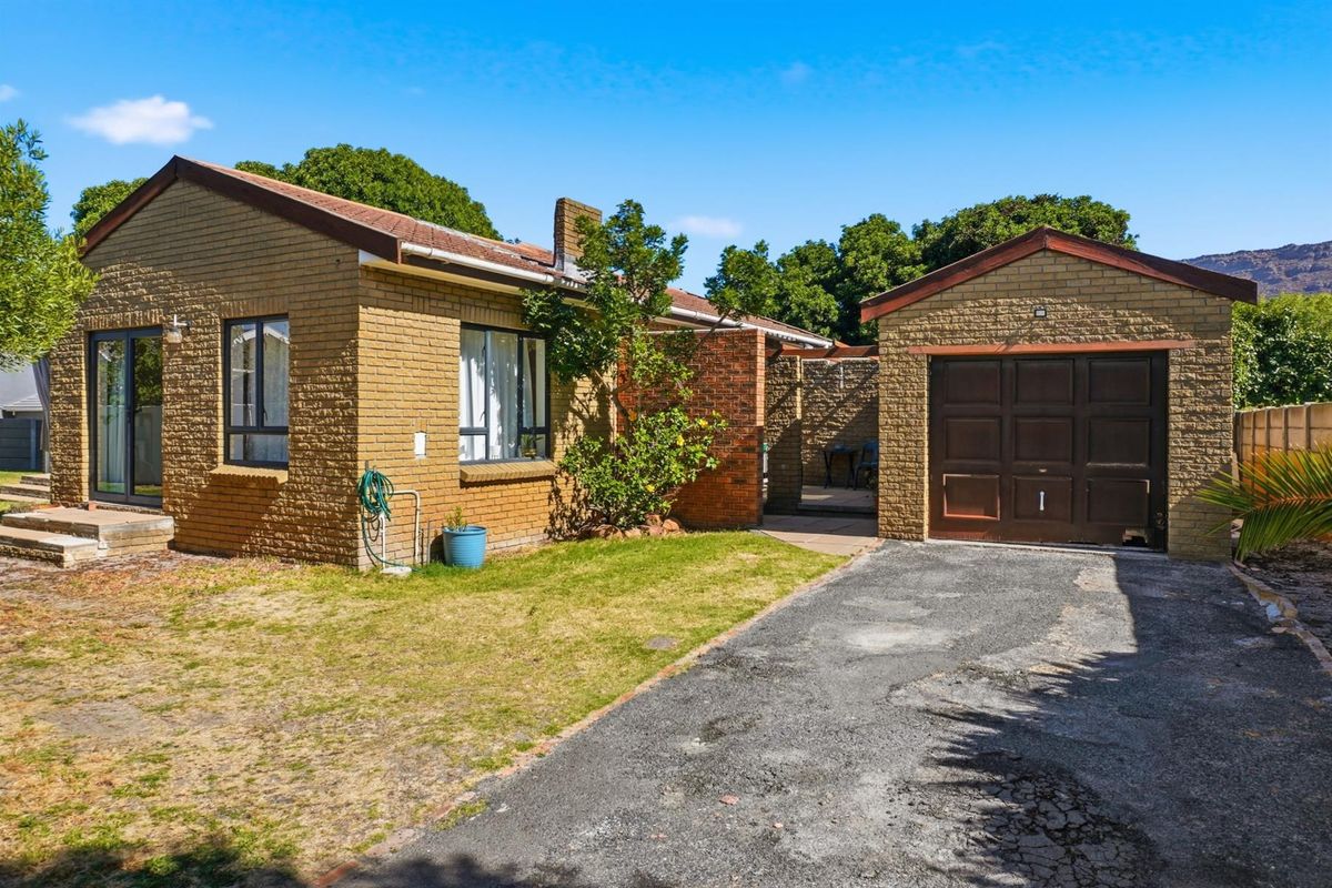 Renovated  Family Home in Kirstenhof  , Cape Town - Photo 2