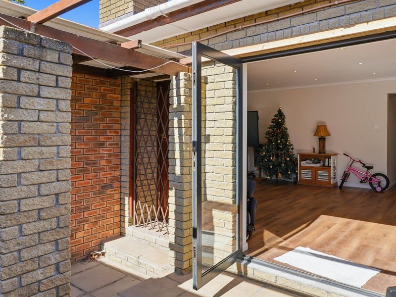 Renovated  Family Home in Kirstenhof  , Cape Town - Photo 1