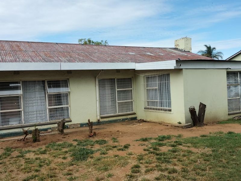 Fixer -Upper House For Sale in Welkom - Photo 1