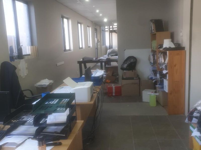 Warehouse to let in Riverhorse in secure park close to N2 - Photo 10