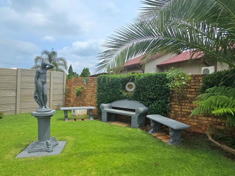 Elegant Neutral Living with Poolside Comfort and Home Office Space - Photo 5