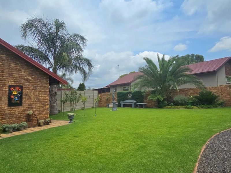 Elegant Neutral Living with Poolside Comfort and Home Office Space - Photo 3