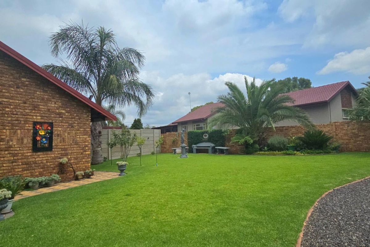 Elegant Neutral Living with Poolside Comfort and Home Office Space - Photo 3