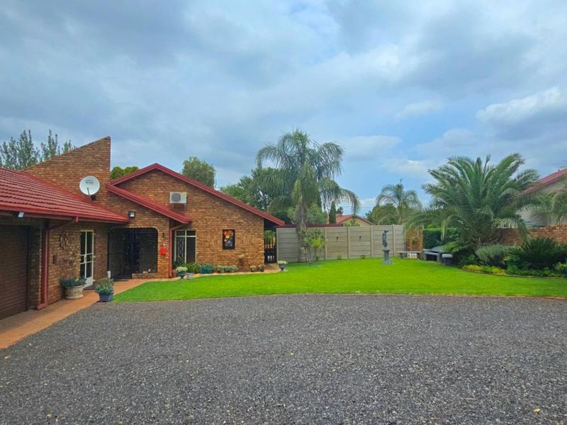 Elegant Neutral Living with Poolside Comfort and Home Office Space - Photo 4
