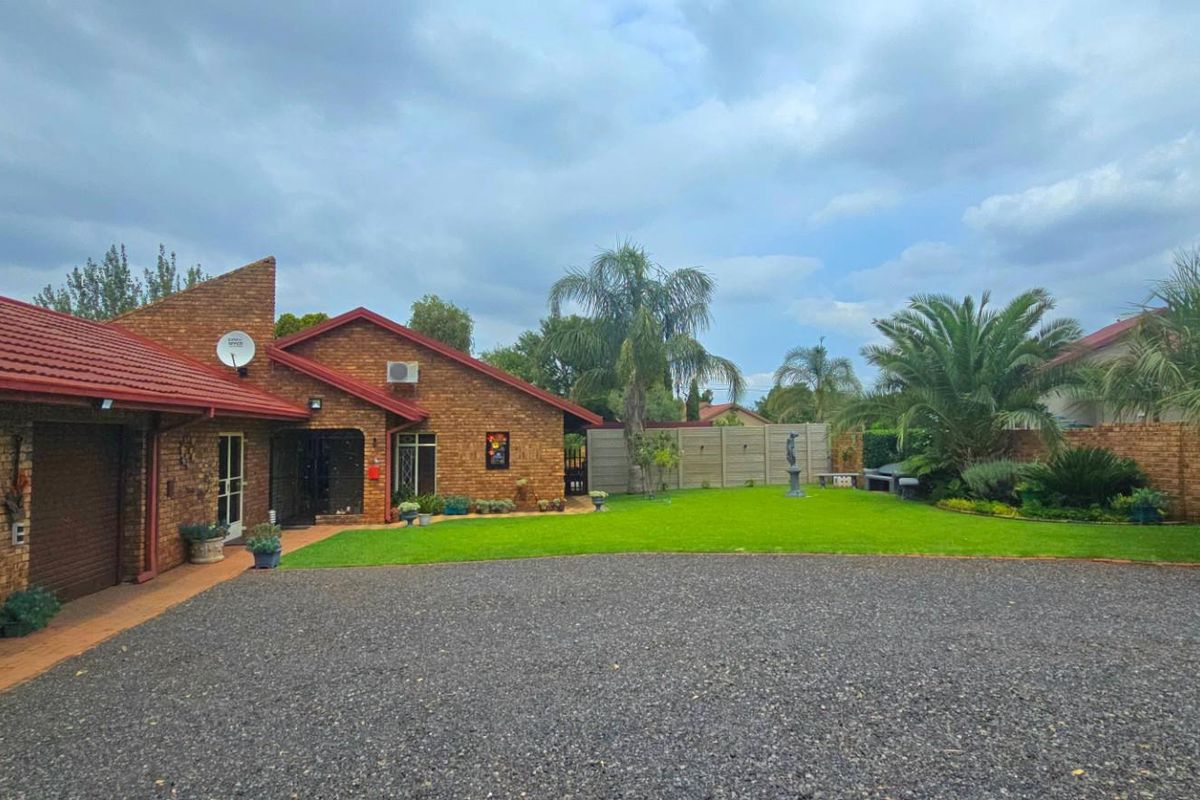 Elegant Neutral Living with Poolside Comfort and Home Office Space - Photo 4