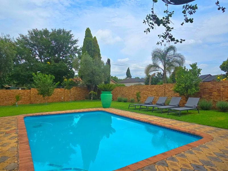 Elegant Neutral Living with Poolside Comfort and Home Office Space - Photo 7