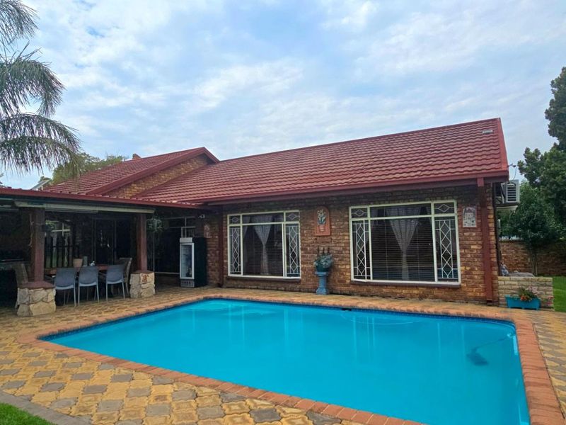 Elegant Neutral Living with Poolside Comfort and Home Office Space - Photo 6