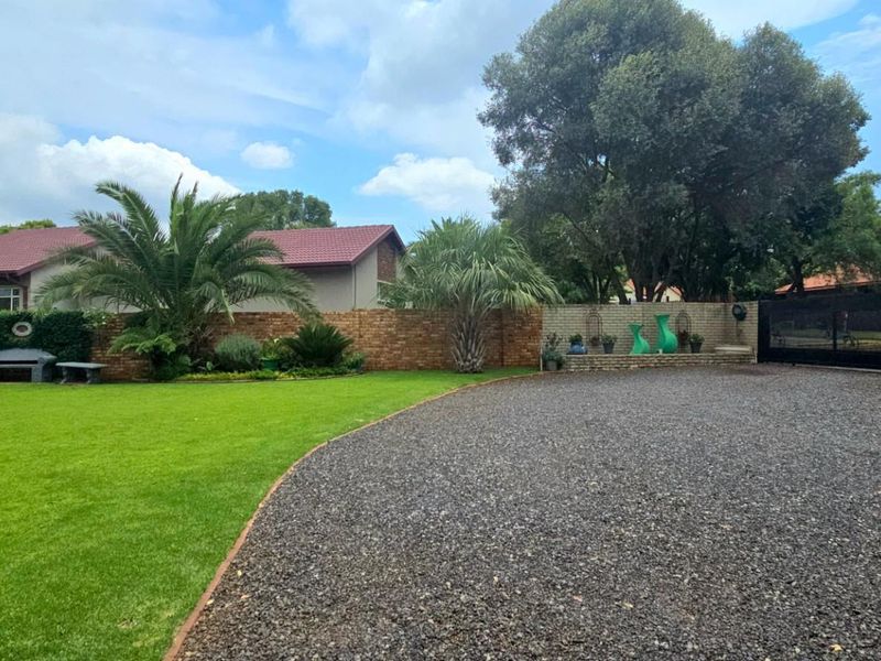 Elegant Neutral Living with Poolside Comfort and Home Office Space - Photo 2