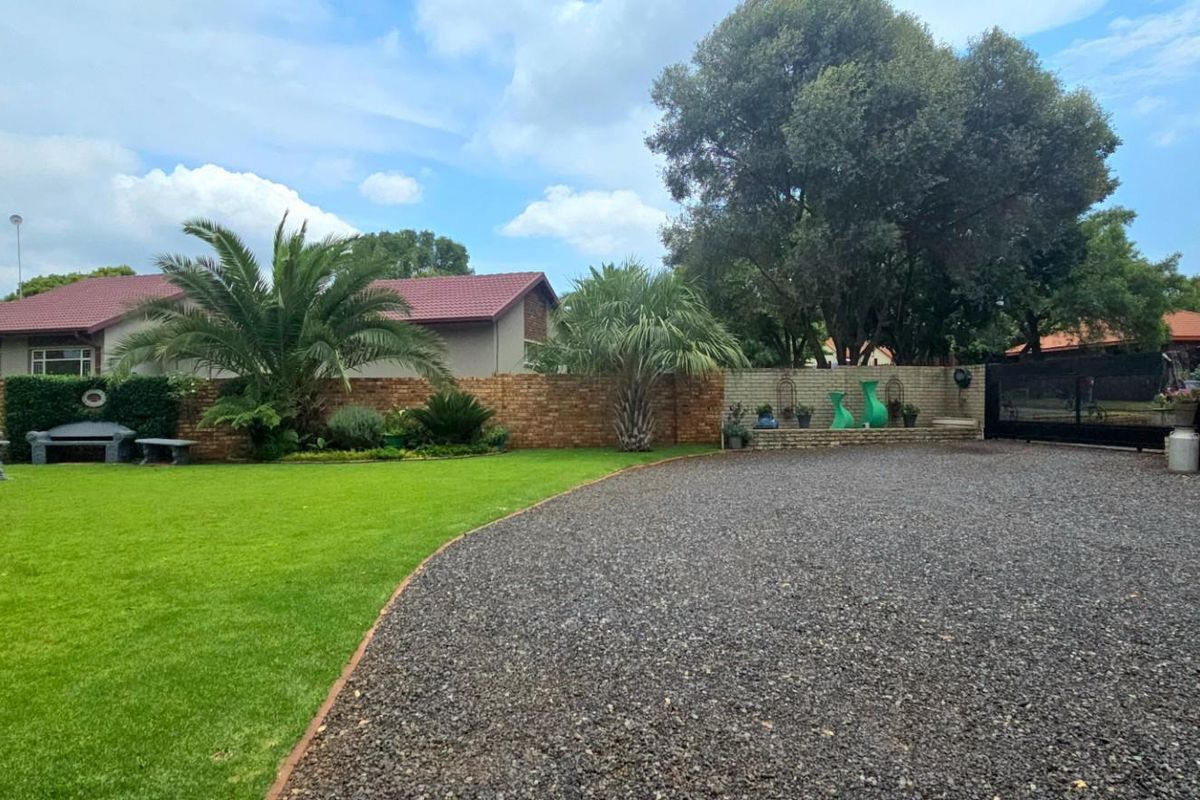 Elegant Neutral Living with Poolside Comfort and Home Office Space - Photo 2