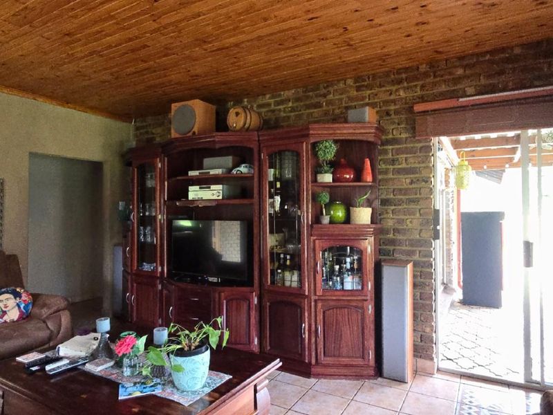 Elegant Neutral Living with Poolside Comfort and Home Office Space - Photo 10