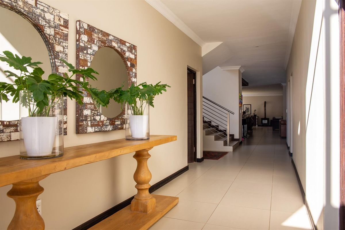 Modern Living in Prestigious Silverwoods Country Estate - Photo 4