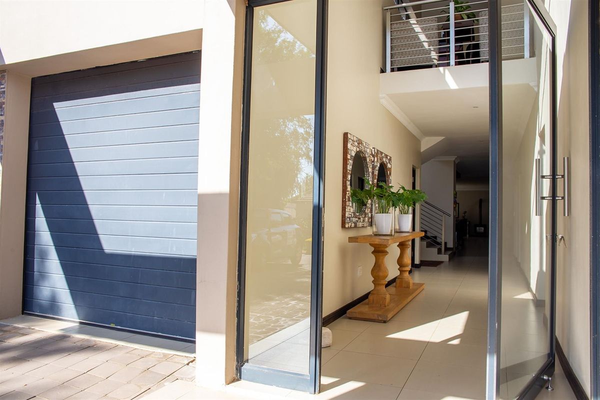 Modern Living in Prestigious Silverwoods Country Estate - Photo 2