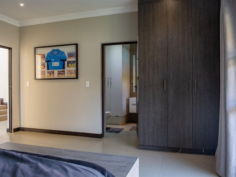 Modern Living in Prestigious Silverwoods Country Estate - Photo 7