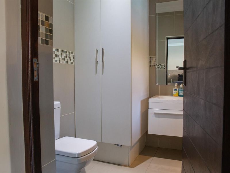 Modern Living in Prestigious Silverwoods Country Estate - Photo 8