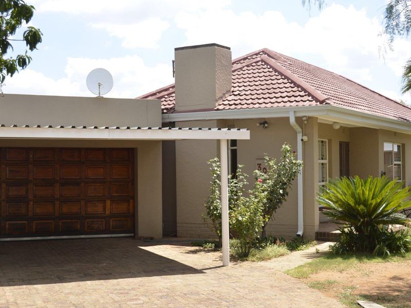 New on the market in Sonlandpark this dream 3 bed family house with flat-ideal for extended family. - Photo 2