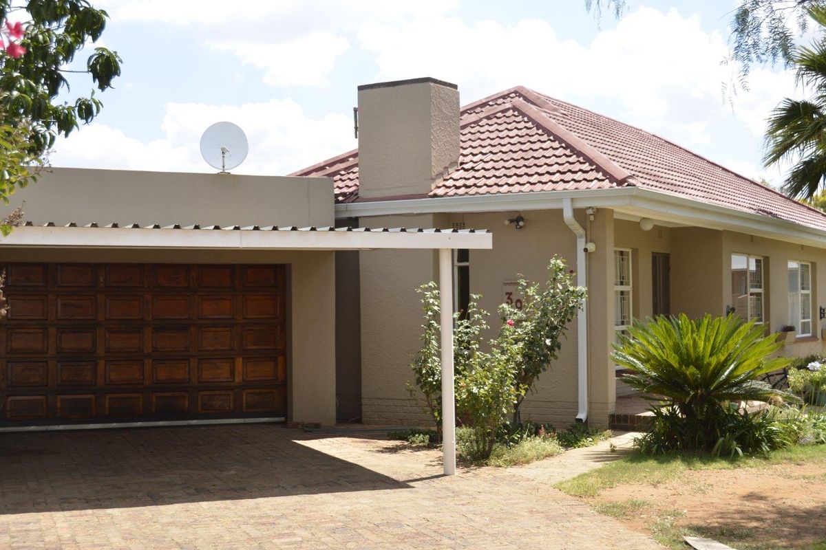 New on the market in Sonlandpark this dream 3 bed family house with flat-ideal for extended family. - Photo 2