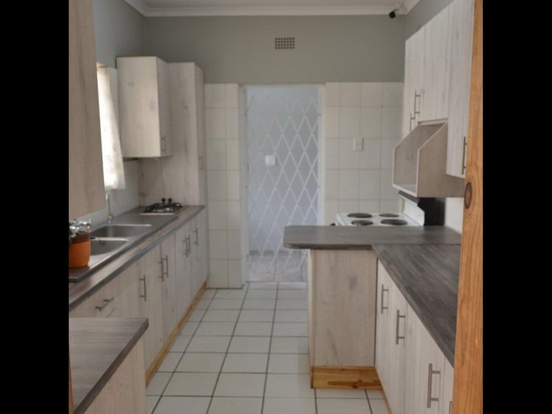 New on the market in Sonlandpark this dream 3 bed family house with flat-ideal for extended family. - Photo 3