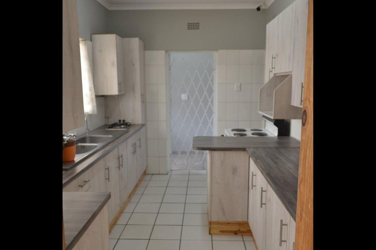 New on the market in Sonlandpark this dream 3 bed family house with flat-ideal for extended family. - Photo 3