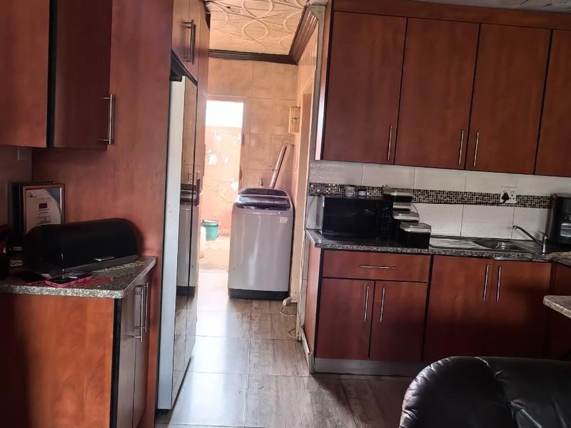 Two Bedroom House For Sale in Mhluzi, Middelburg - Photo 4