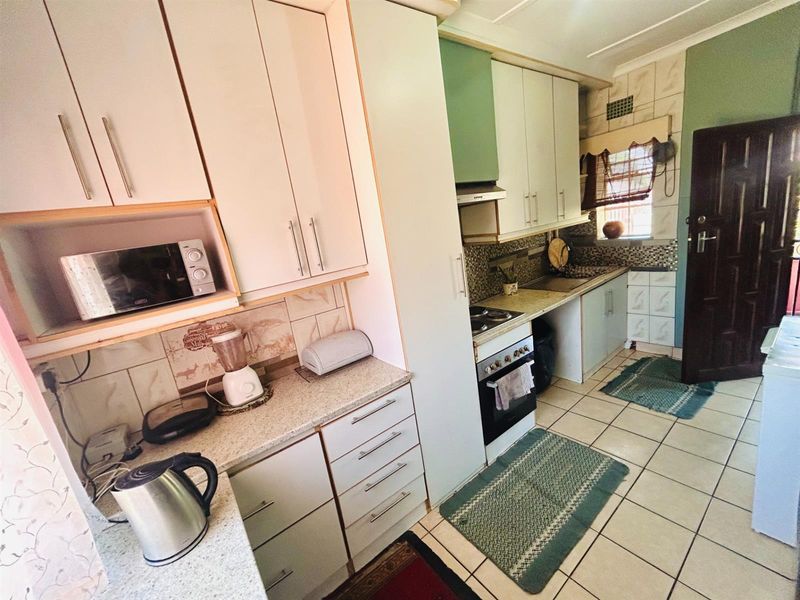 3 Bedroom House for Sale in South Hills - Photo 2