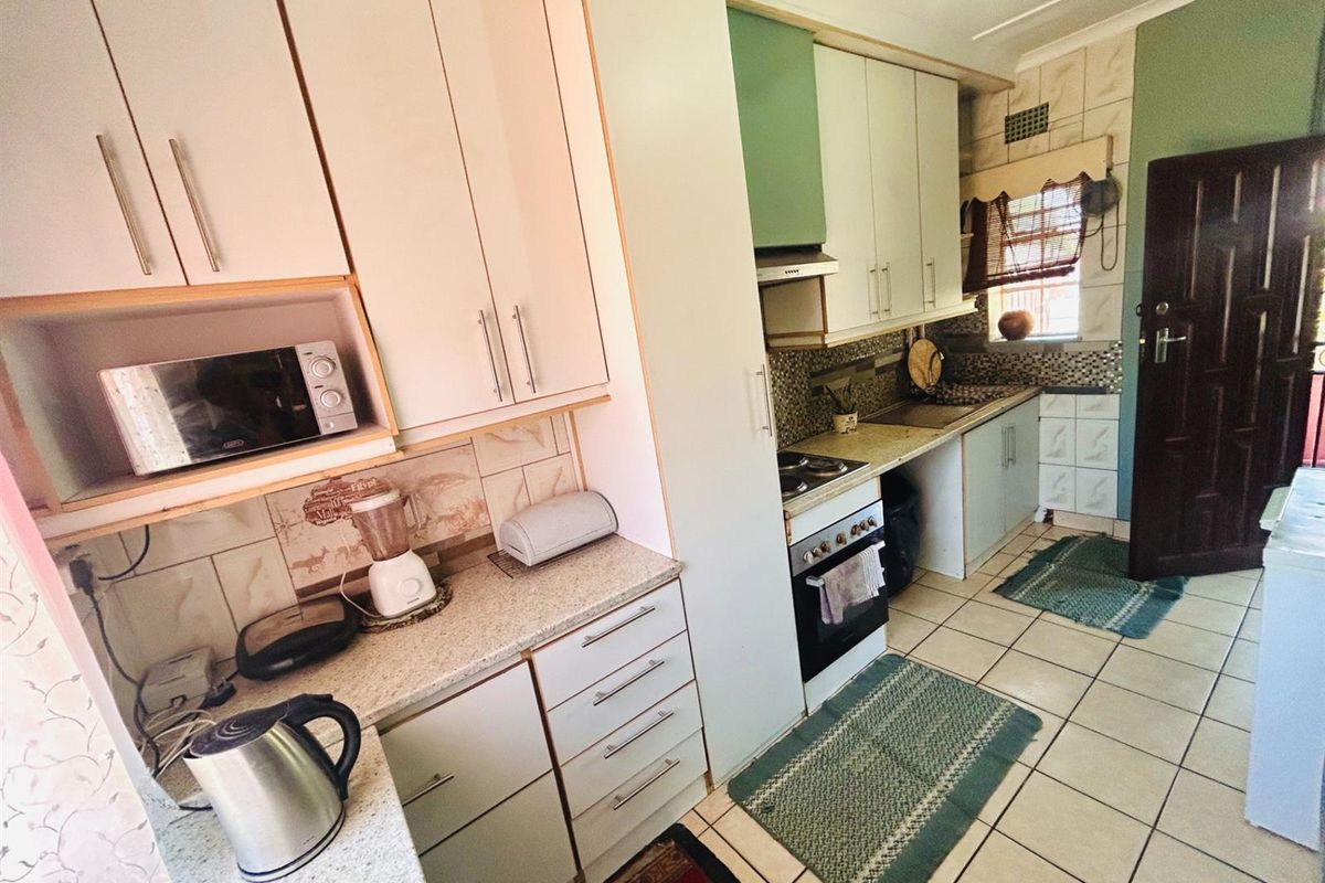 3 Bedroom House for Sale in South Hills - Photo 2