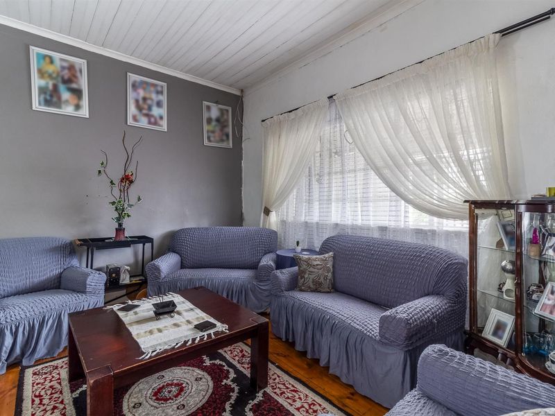 A Rare Find - Space to Live, Work and Entertain with Pool - Photo 10