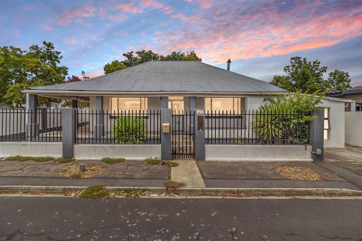 A Rare Find - Space to Live, Work and Entertain with Pool - Photo 2