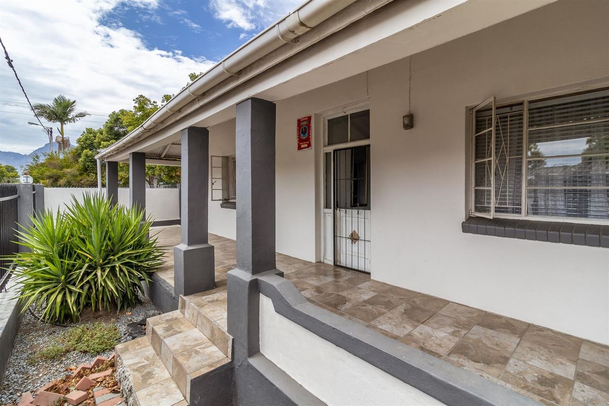 A Rare Find - Space to Live, Work and Entertain with Pool - Photo 3