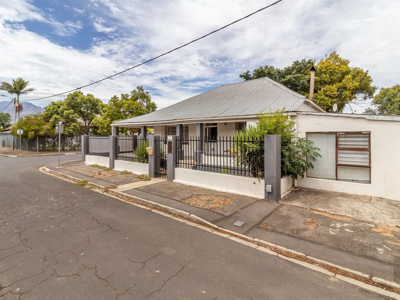 A Rare Find - Space to Live, Work and Entertain with Pool - Photo 4