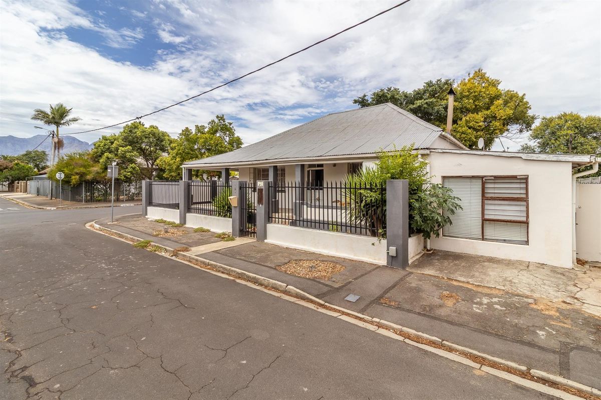 A Rare Find - Space to Live, Work and Entertain with Pool - Photo 4