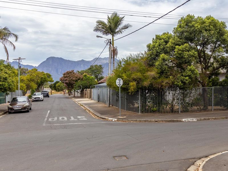 A Rare Find - Space to Live, Work and Entertain with Pool - Photo 5